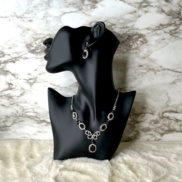 🚫🚫🌹HOST PICK🌹🌸Black & Clear Rhinestone Necklace🌸 - Picture 4 of 6